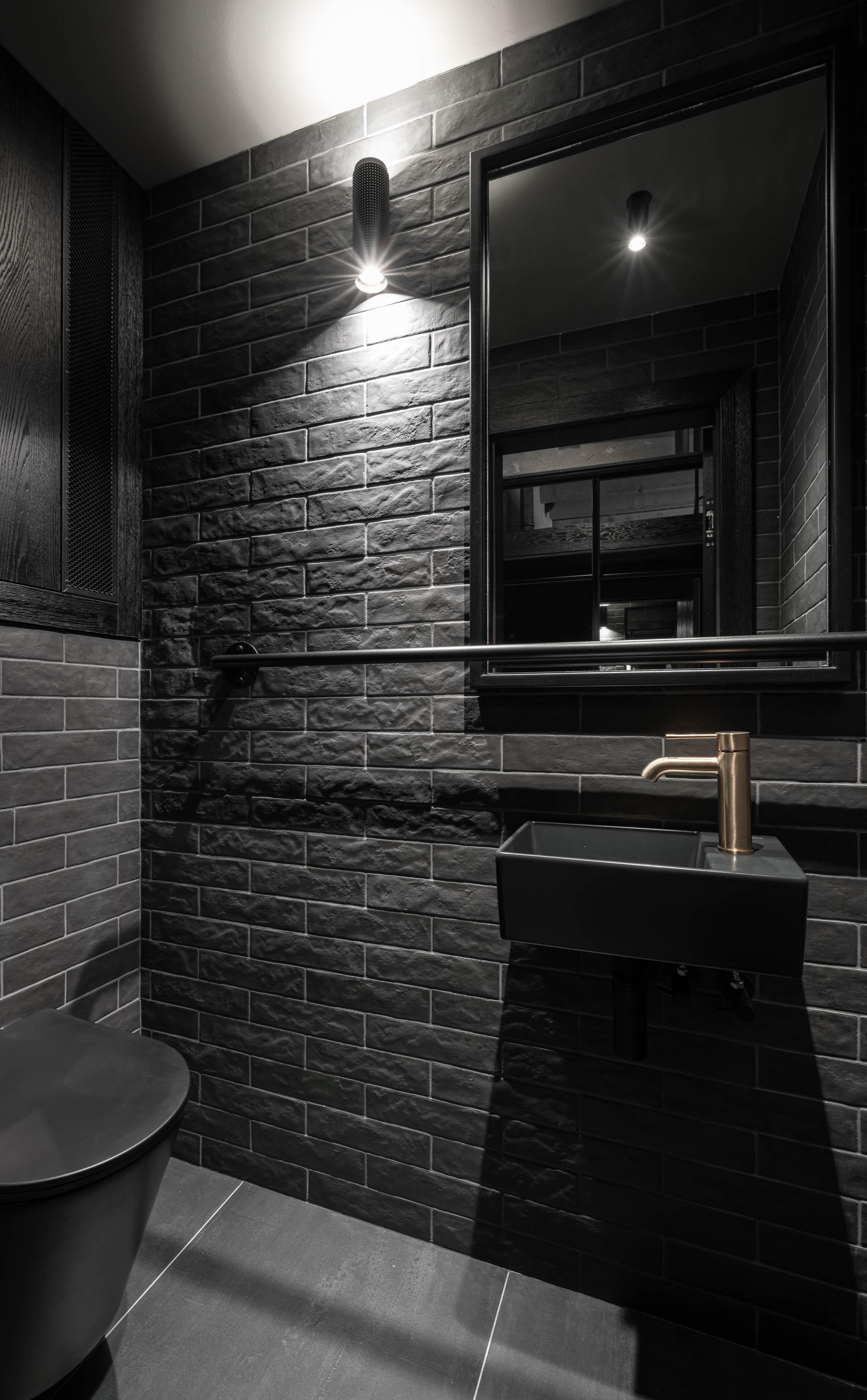 Obrázek - (Galerie) černá koupelna se zlatými bateriemi - 4