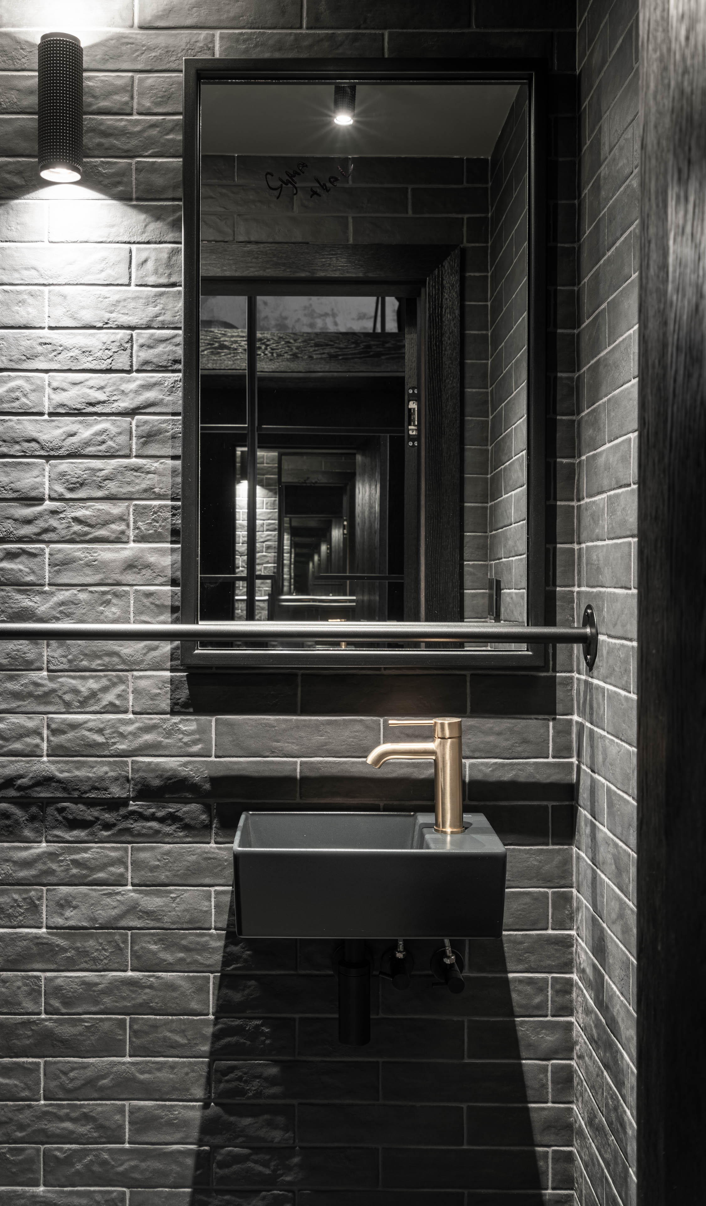 Obrázek - (Galerie) černá koupelna se zlatými bateriemi - 5