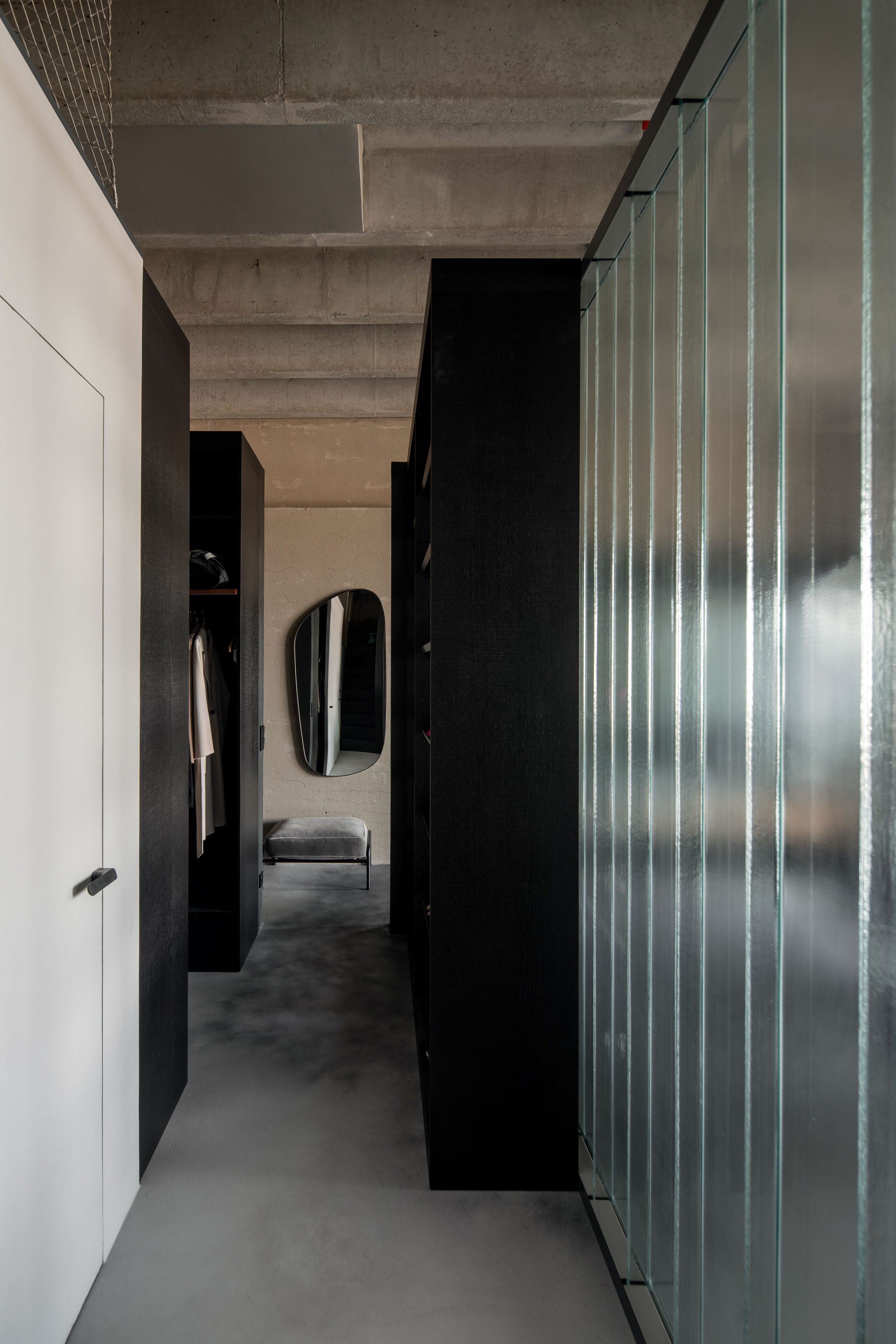 Image - (Gallery) Detail of a private corridor - 01