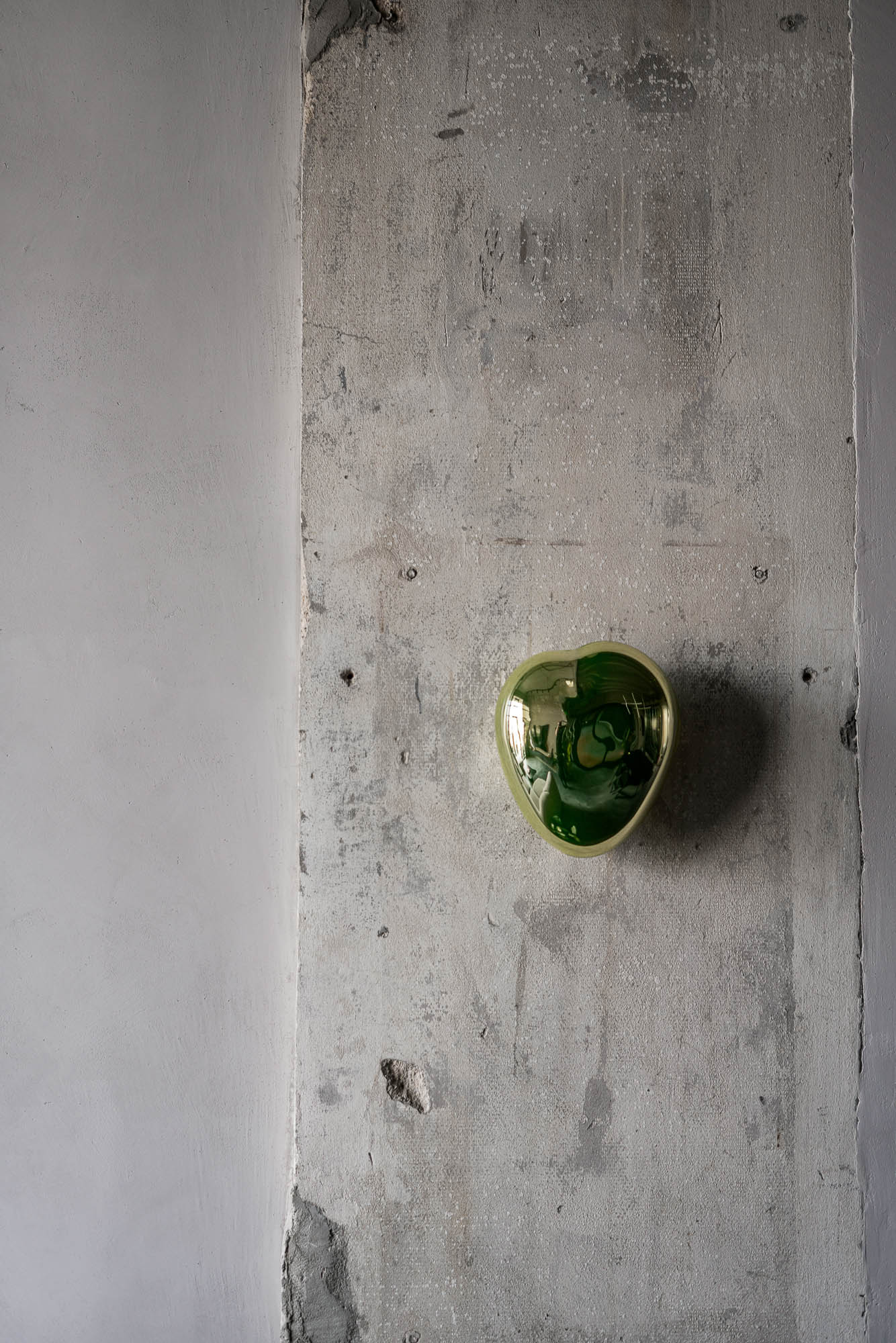 Detail syrové betonové stěně v minimalistickém industriálním interiéru loftového bytu Vanguard. Design by OOOOX