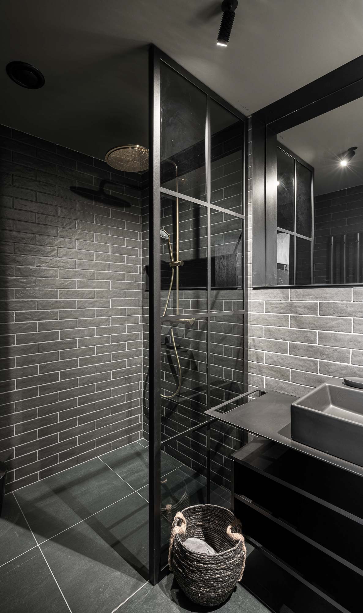 Image - (Gallery) black bathroom with golden faucets - 3