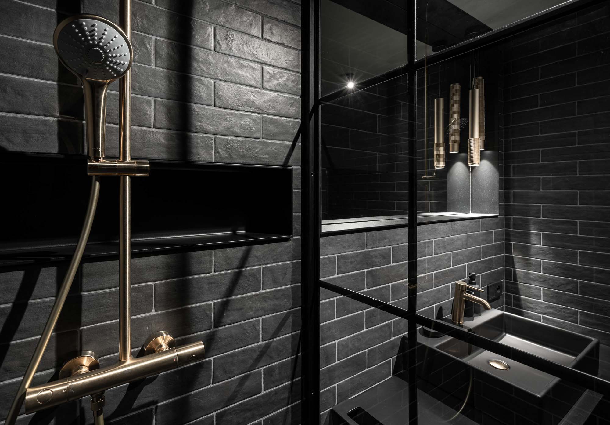 Image - (Gallery) black bathroom with golden faucets