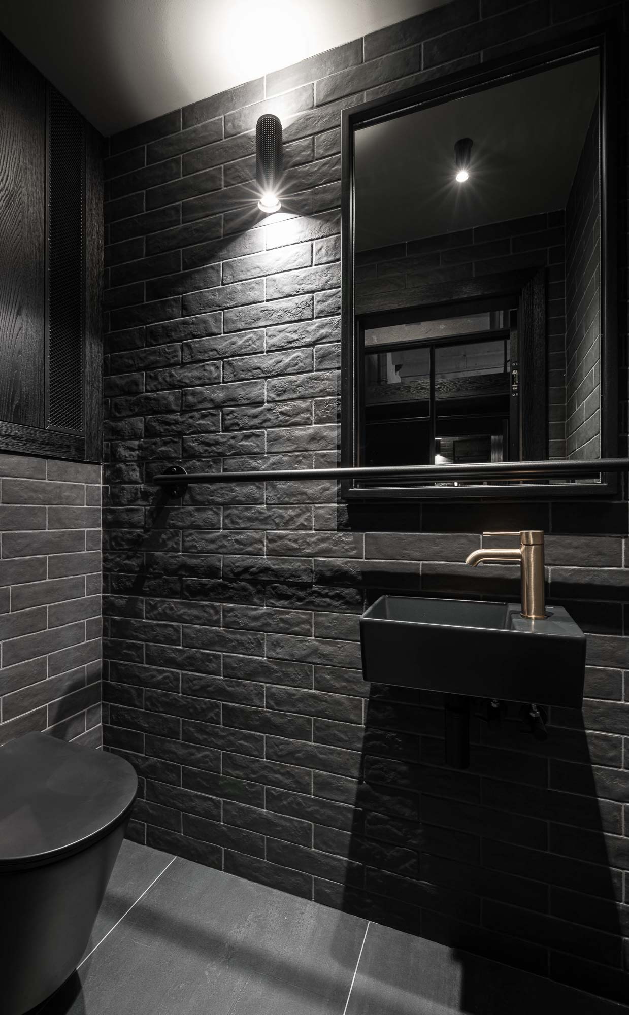 Image - (Gallery) black bathroom with golden faucets - 4