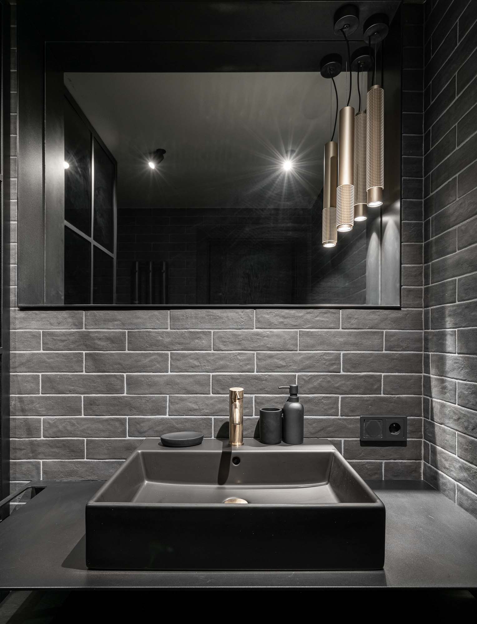 Image - (Gallery) black bathroom with golden faucets - 6