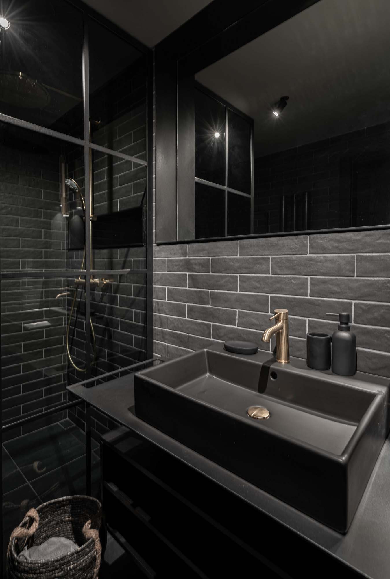 Image - (Gallery) black bathroom with golden faucets - 7