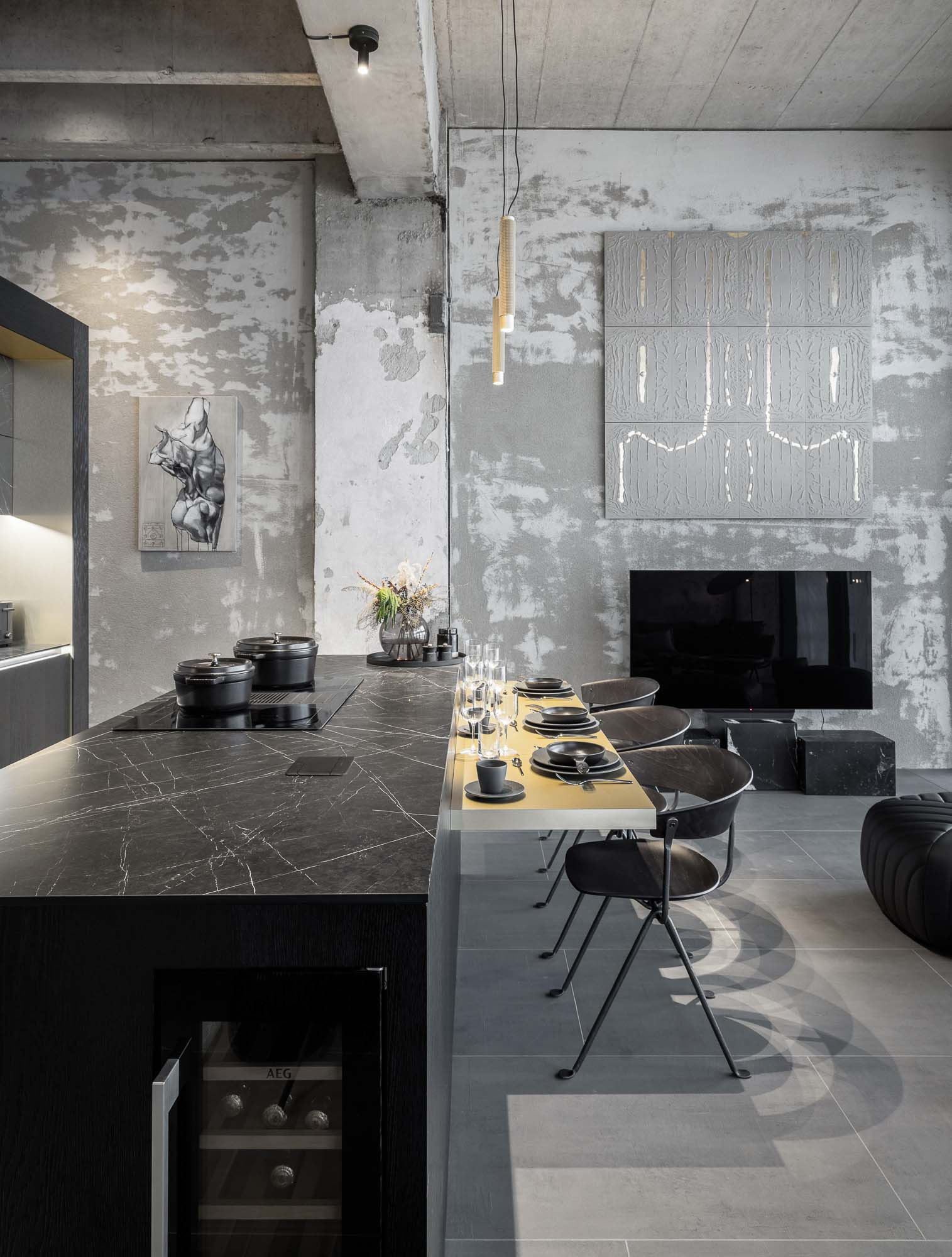 Image - (Gallery) Black stone kitchen in loft