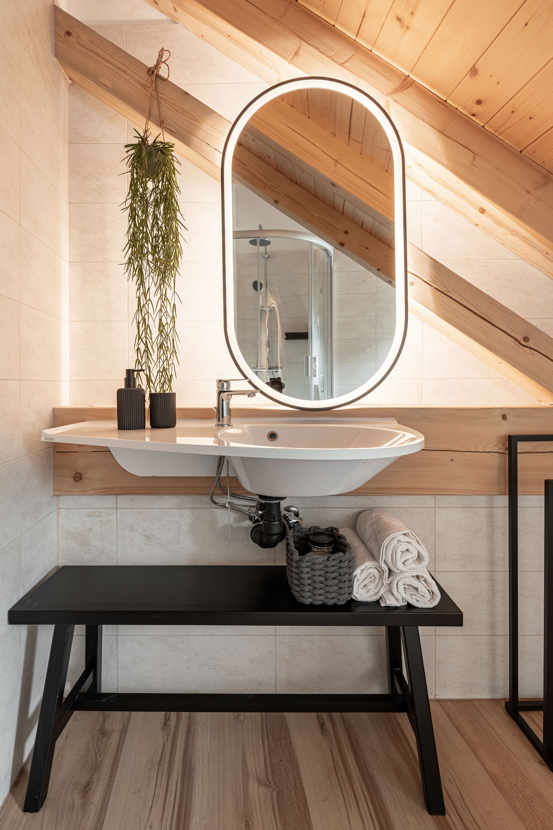 Obrázek - (Galerie) Detail interiéru koupleny podkrovního hotelového ubytování