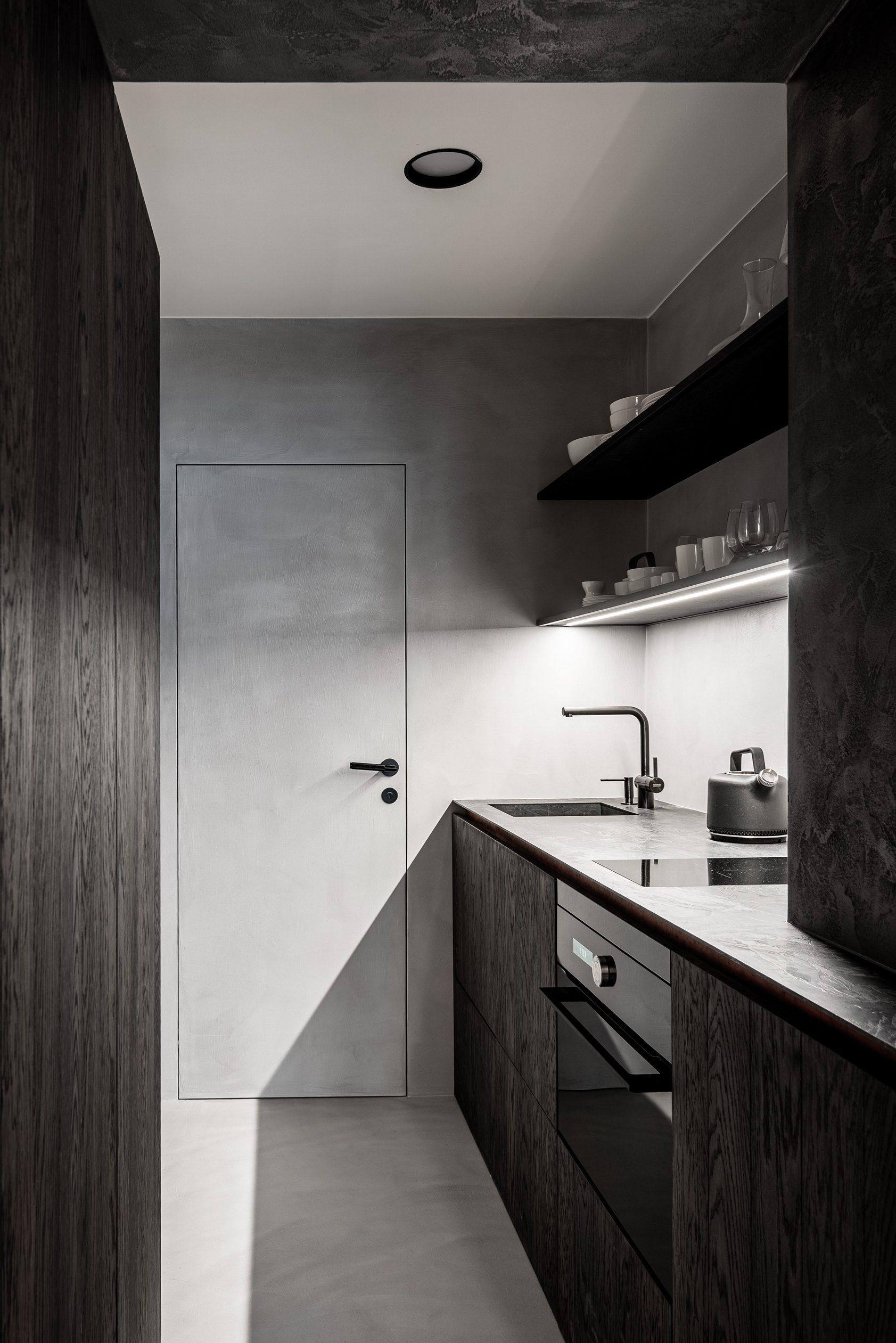 Image - (Gallery) Kitchen made of dark wood - 01