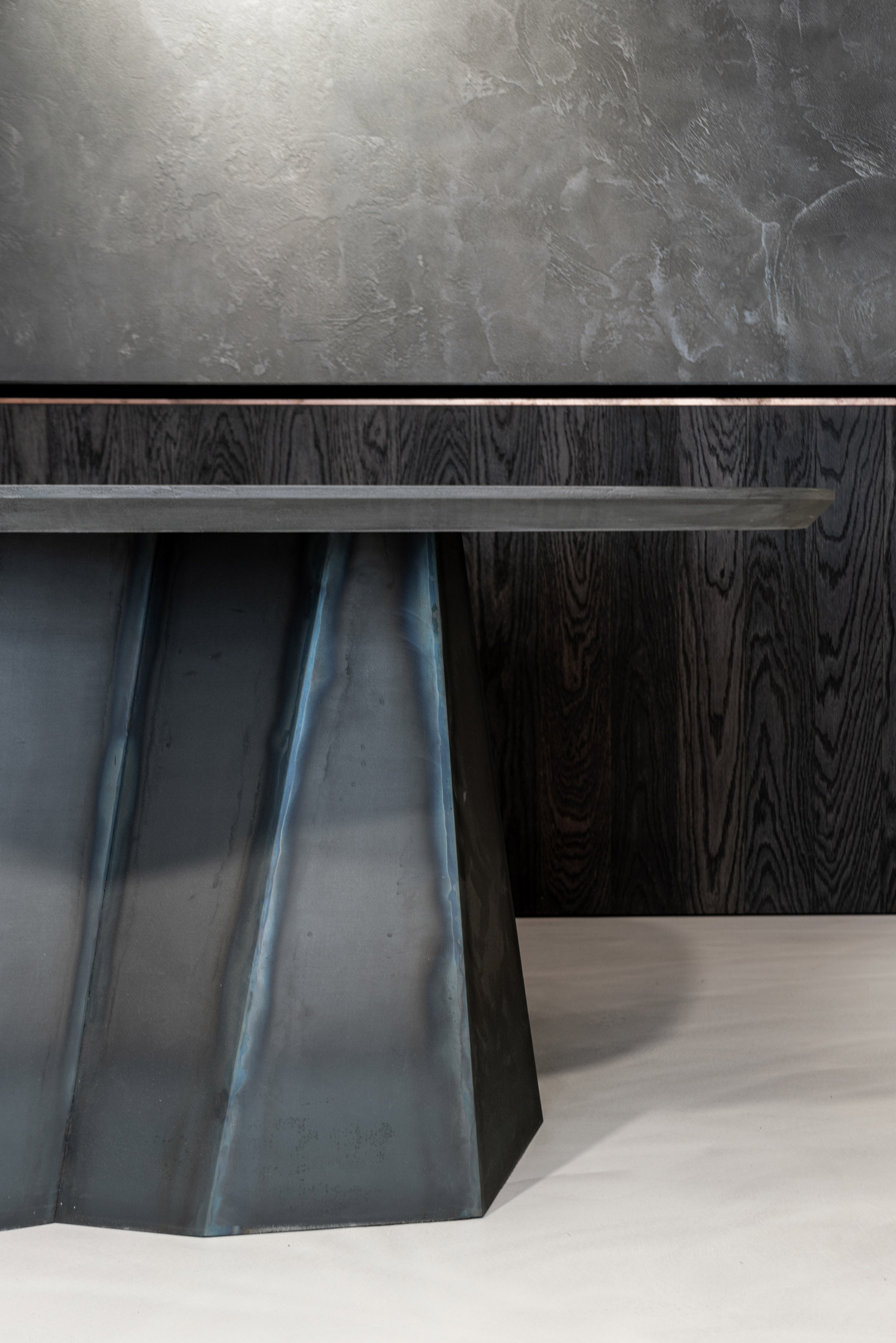 Obrázek - (Galerie) Designový stůl s masivní kovovou podnoží - 01