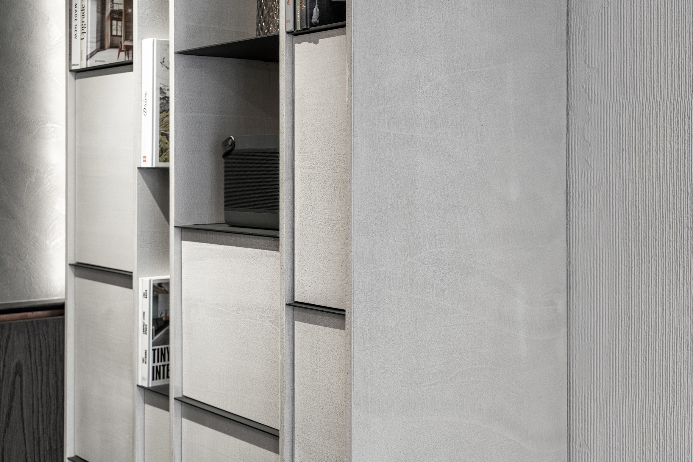 Image - (Gallery) Detail of a concrete-textured bookshelf - 02